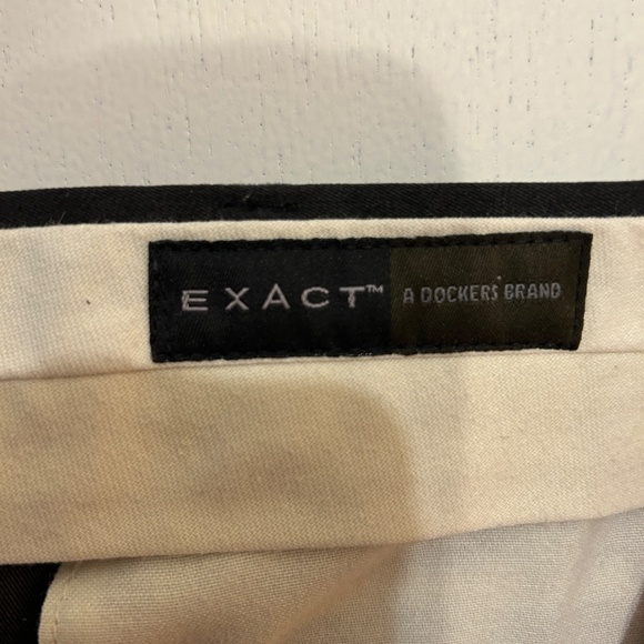 Men's Dress Pants - Exact a Dockers Brand Black, Cuffed, Pleated Size 40x30 - Picture 4 of 10